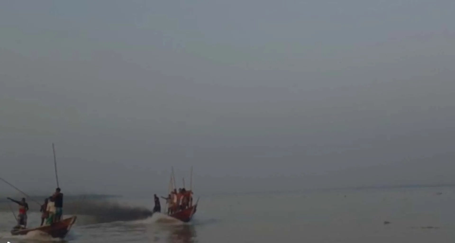 বরিশালে ইলিশ রক্ষা অভিযানে জেলেদের হামলা, আত্মরক্ষায় গুলিবর্ষণ